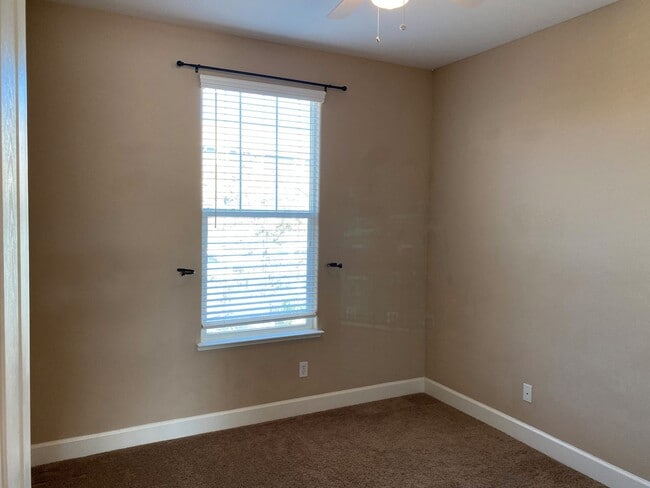 Building Photo - Beautiful Condominum Across From Great Pub...