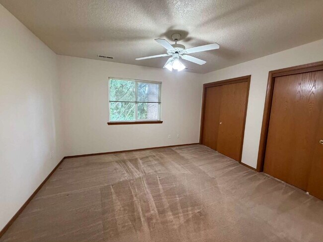 Building Photo - 3 Bedroom / 1.5 Bathroom Duplex Unit - Nearby Transportation, Milwaukie Marketplace and King Road...