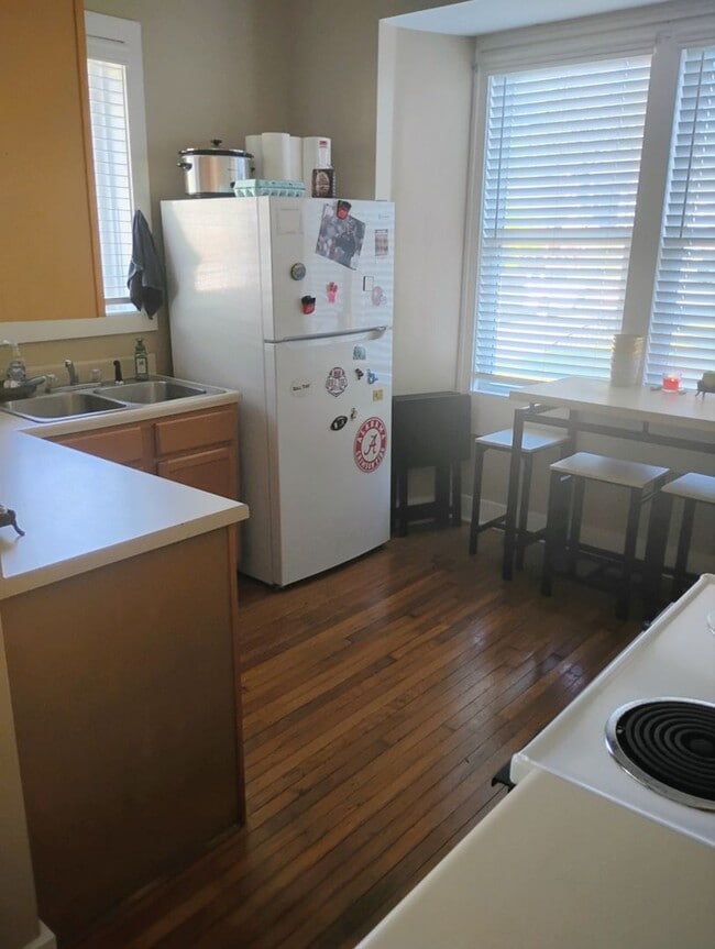 Building Photo - 425 Caplewood Dr