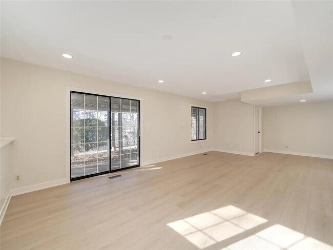 Building Photo - 7783 Kingsview Ln N