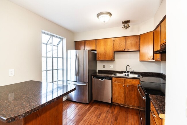 Building Photo - Spacious 2-Bedroom, 2.5-Bathroom Home