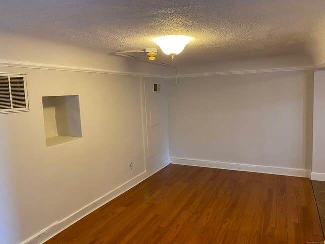 Building Photo - 1052 Main St