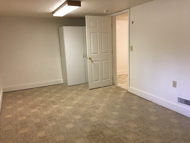 Building Photo - 6 Bedroom House near Downtown and Universi...