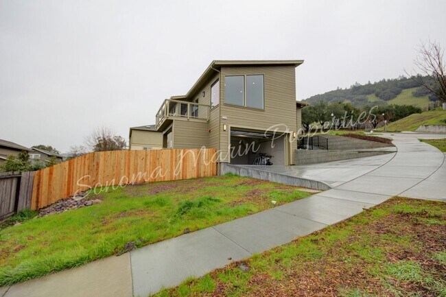 Building Photo - Gorgeous 4 Bed/3Bath House Available in De...