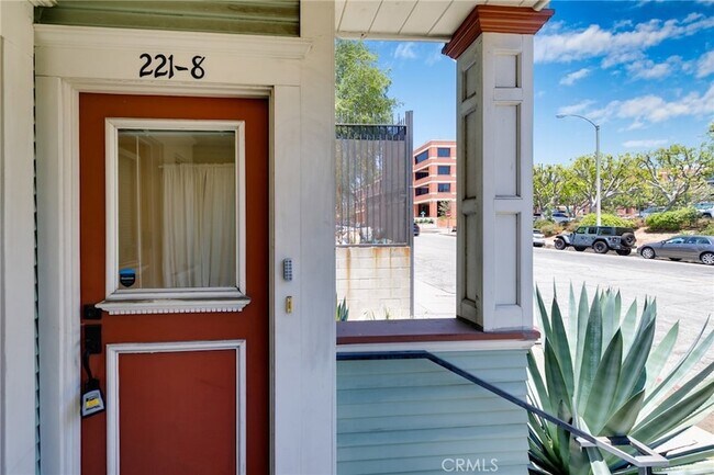 Building Photo - 221 N Raymond Ave