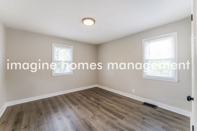 Building Photo - Lovely 4 Bed, 2 Bath Home in North Hills!