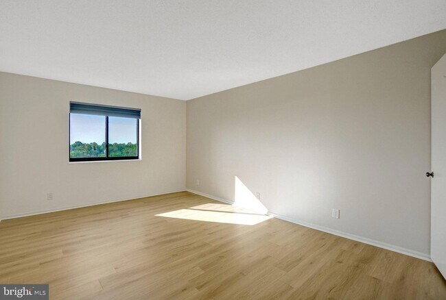 Building Photo - 5904 Mt Eagle Dr