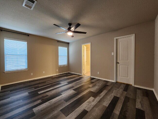 Building Photo - 4633 Stonehaven Dr