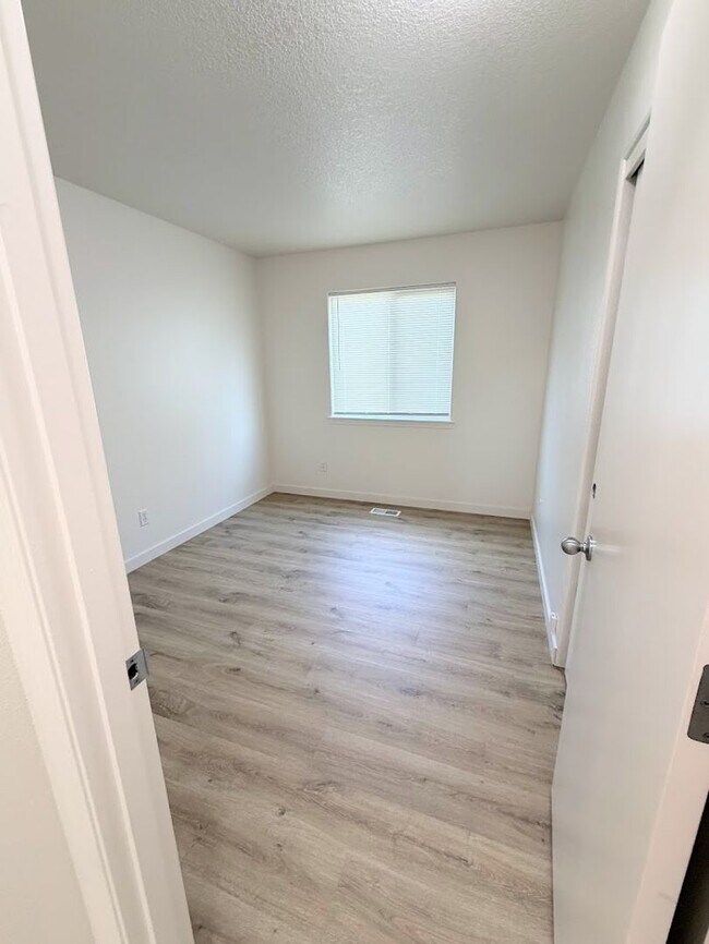 Building Photo - Fontana Duplexes
