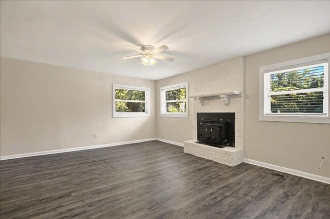 Building Photo - 4 bed 2 bath house, walk to stadium! Available August 2026