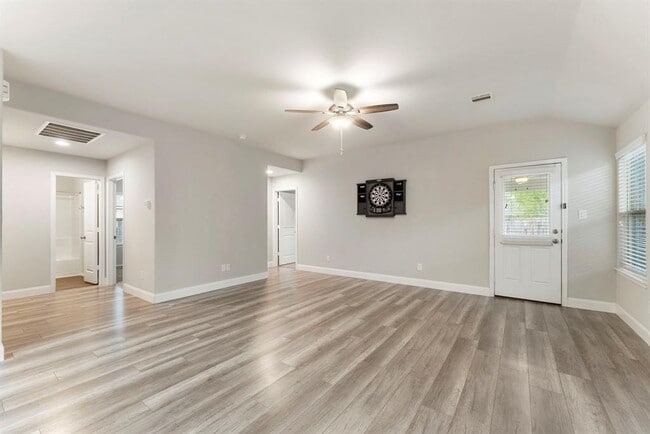 Building Photo - 14077 Lake Cres Dr