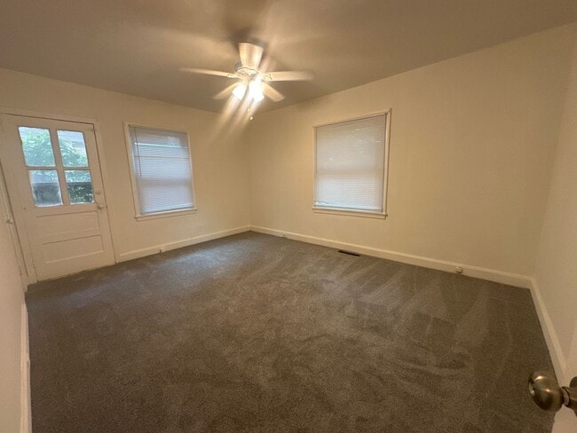 Building Photo - 3 Bedroom Single Family Home