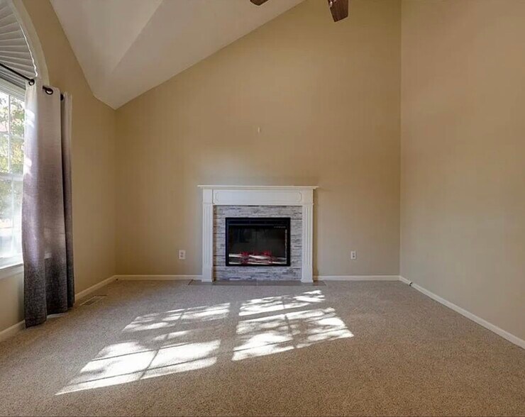 Building Photo - 604 SW Nelson Dr