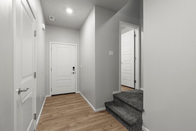 Building Photo - Newer Construction Home in Upriver Drive Neighborhood