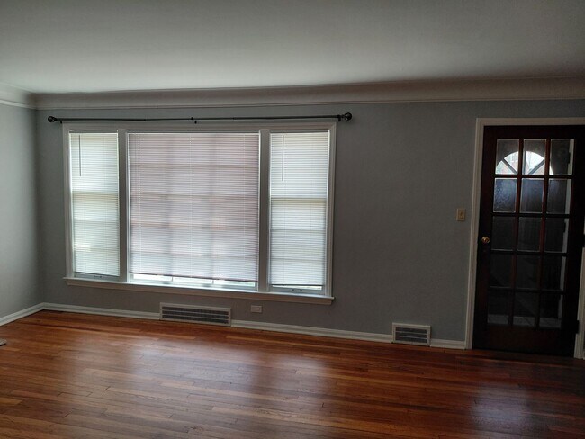 Building Photo - 4 bedroom, 2 full bath bungalow near Cedar and Warrensville