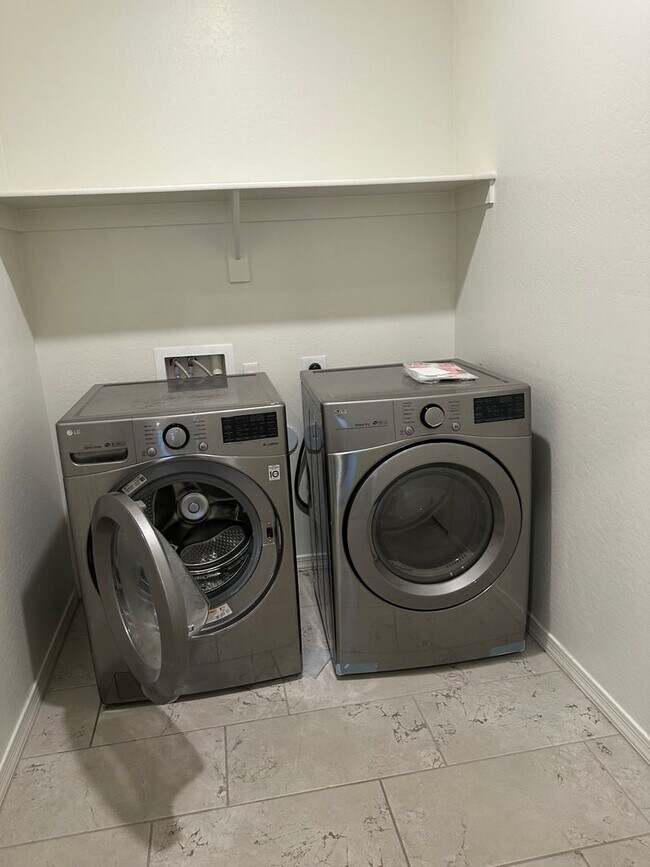 Building Photo - 3 BEDROOM HOME IN DESERT OASIS IN SURPRISE