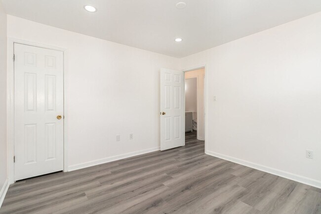 Building Photo - 6212 Spring Knoll Dr