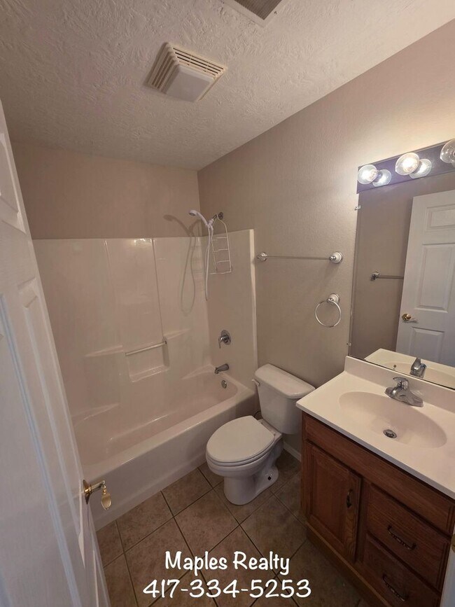 Building Photo - 3 Bed | 2 Bath Home in Hollister, MO – Flat Yard + 2-Car Garage