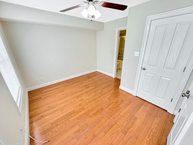 Building Photo - 5 Bedroom Home in VCU Area - Move in Speci...