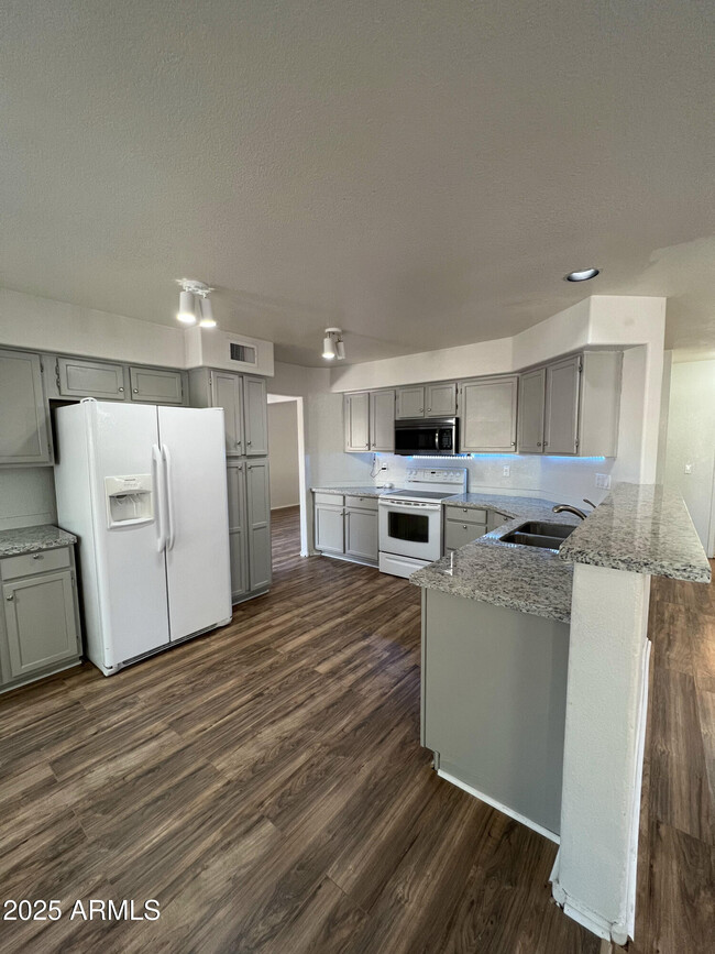 Building Photo - 1057 N Saguaro St