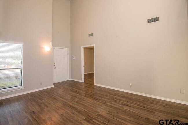 Building Photo - 5823 Hollytree Dr