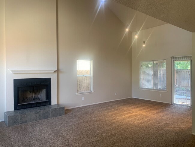 Building Photo - 1703 E Eclipse Ave