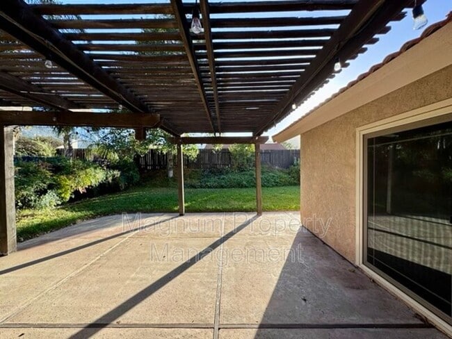 Building Photo - 45627 Clubhouse Dr