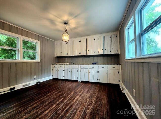 Building Photo - 3337 Eastway Dr