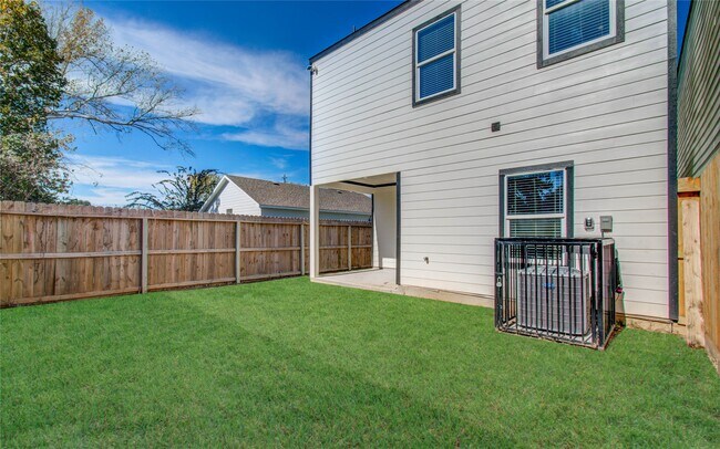 Building Photo - 837 S Victory Dr