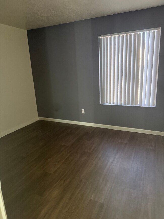Building Photo - 1/2 off move in special! Large 2 bedroom i...