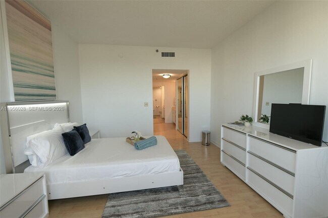 Building Photo - 251 Crandon Blvd