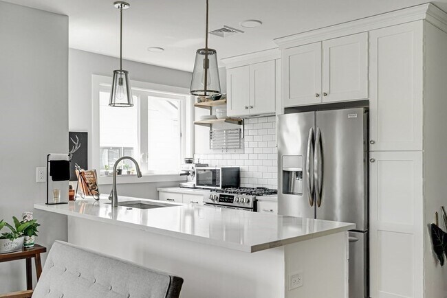 Building Photo - 19 Plymouth St