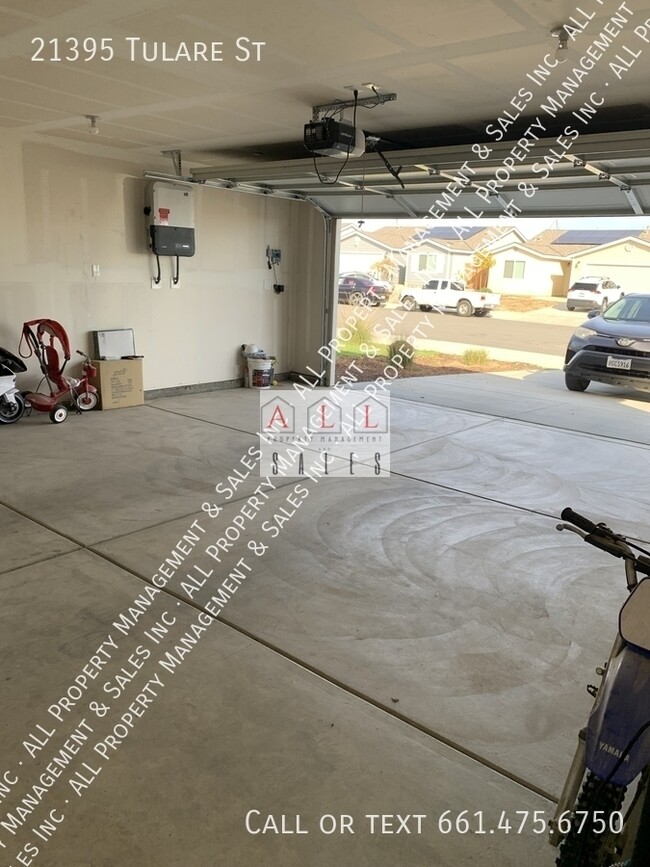 Building Photo - 21395 Tulare St