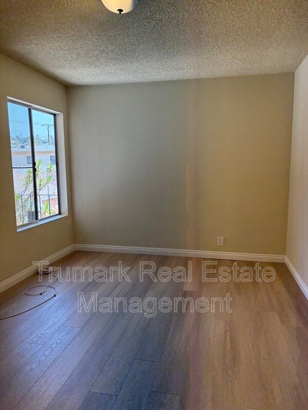 Building Photo - 1204 E Lexington Dr