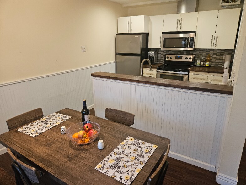 Building Photo - 5838 Sandhurst Ln
