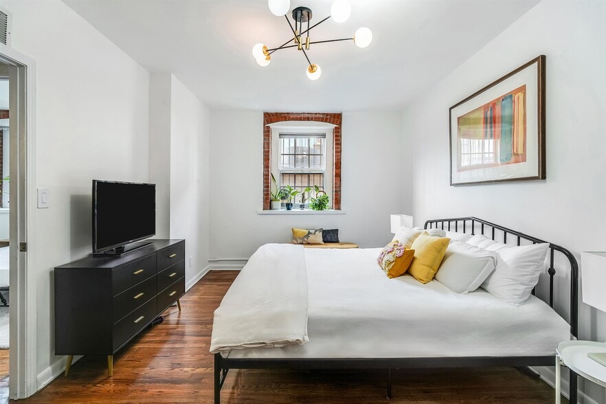 Building Photo - 347 Varick St