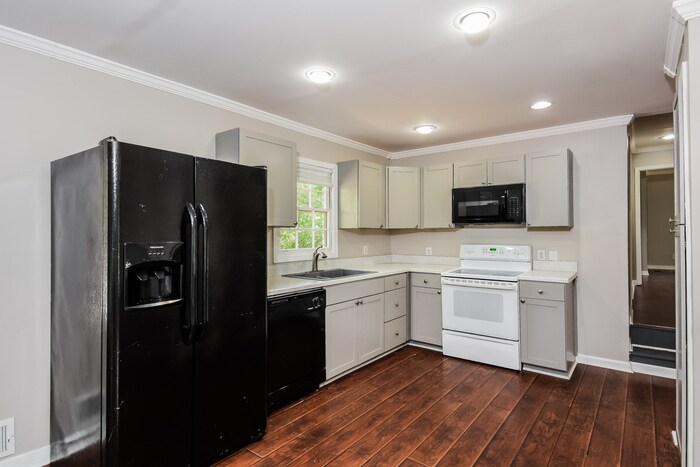 Building Photo - 513 Hemlock Dr