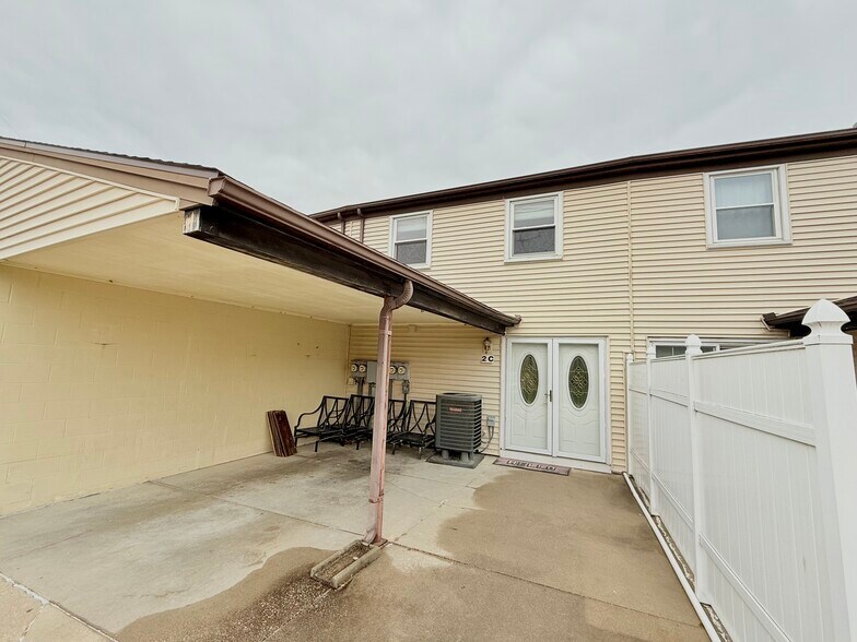 Building Photo - 1936 Canterbury Dr