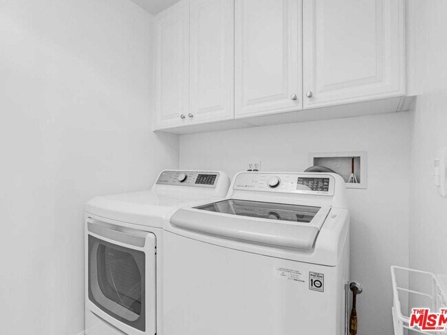 Building Photo - 143 N Arnaz Dr