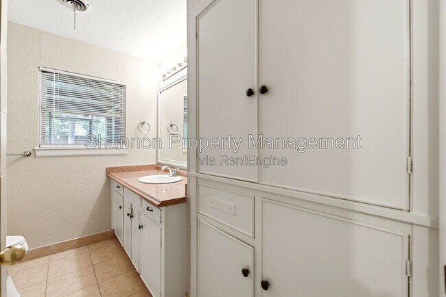 Building Photo - 8406 Highcrest Dr