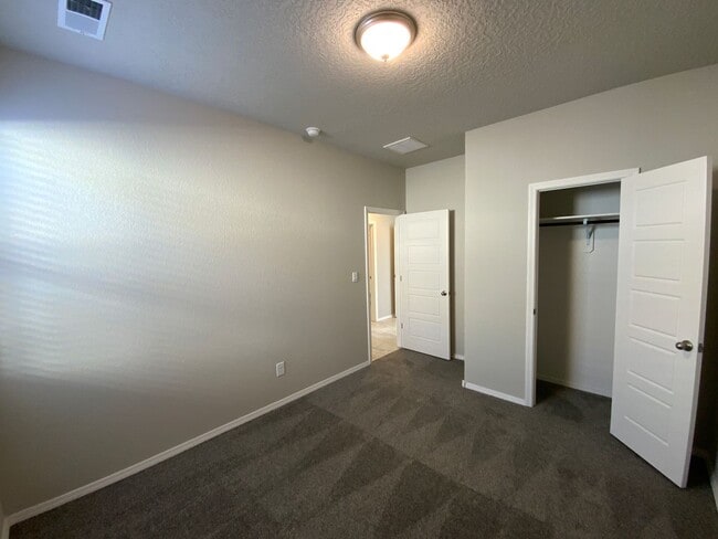 Building Photo - 3 Bedroom Single Story Home Available Near...