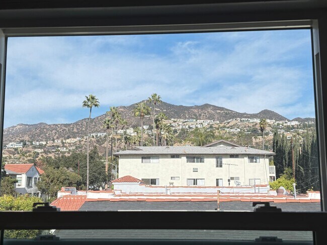 Building Photo - 1134 N Maryland Ave