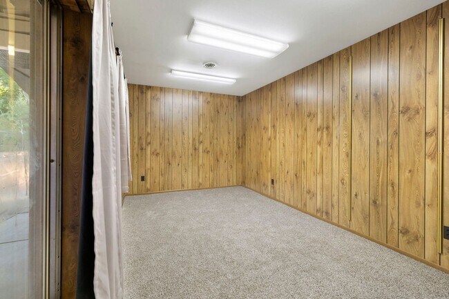 Building Photo - Reburbished 3bd/2ba, 2,275 sq ft home in C...