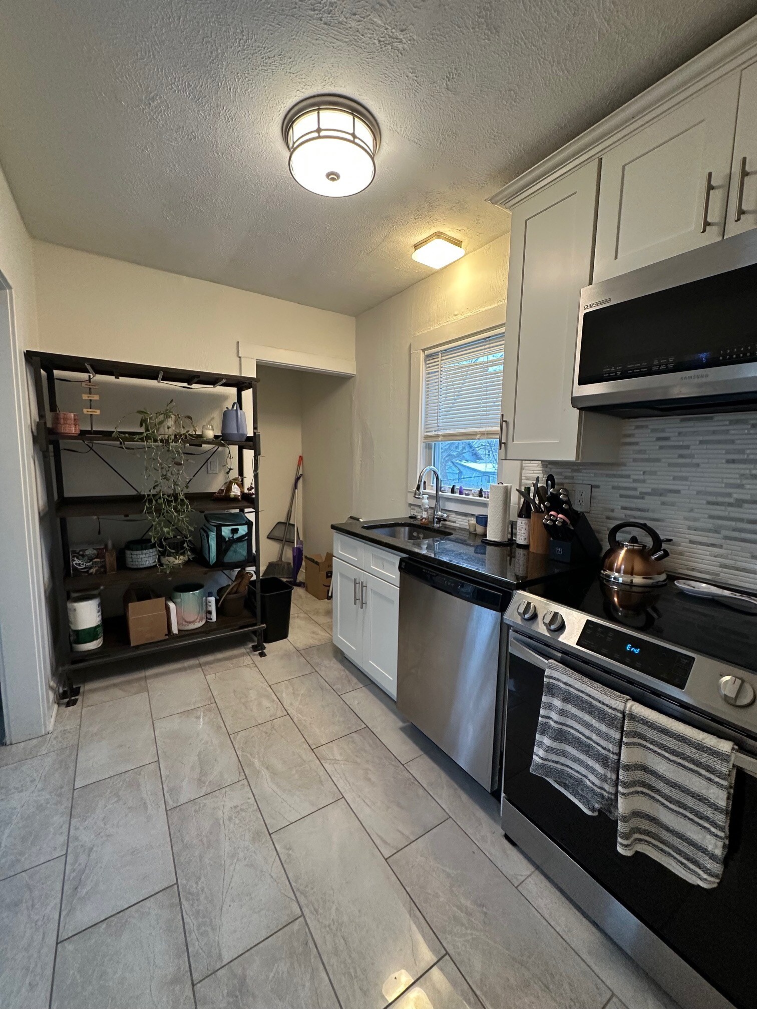 Building Photo - 1425 Hopkins Ave