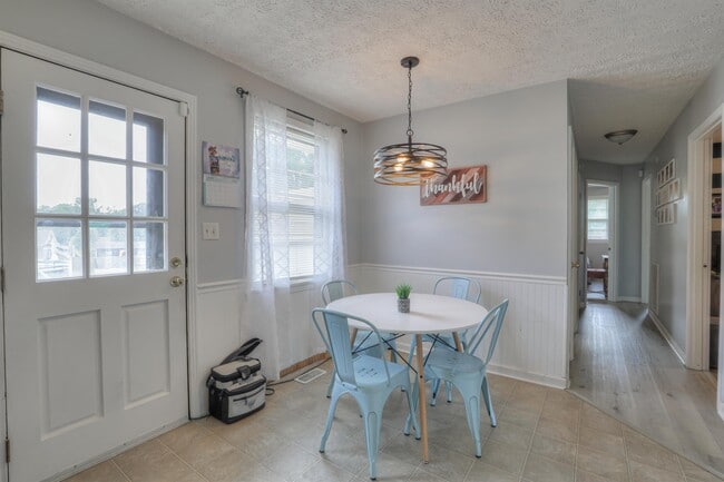 Building Photo - 307 Sunset Trail