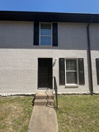 Building Photo - Newly Renovated 2 Bedroom 1.5 Bath