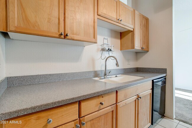 Building Photo - 7550 N 12th St