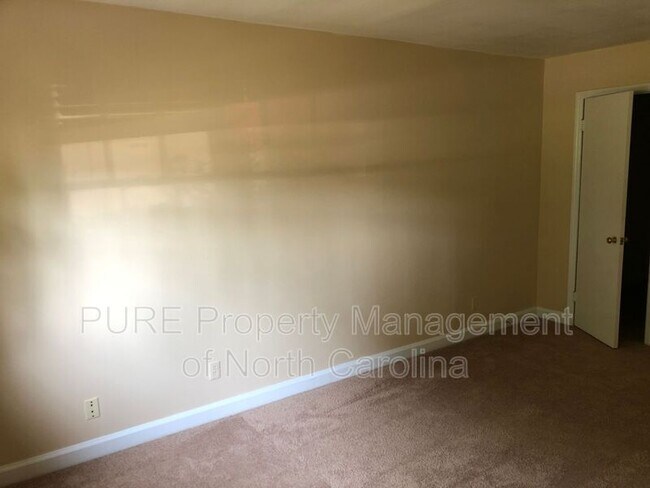 Building Photo - 2804 Carriage Dr