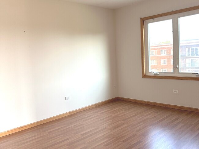 Building Photo - 5340 N Lowell Ave