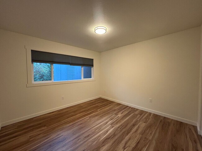 Building Photo - Updated 2bed/1bath Apartment in Prime Redmond Location!